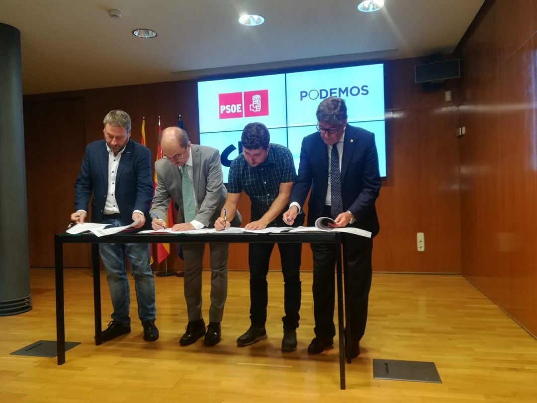 Firma del acuerdo de gobernabilidad entre PSOE, Podemos, CHA y PAR