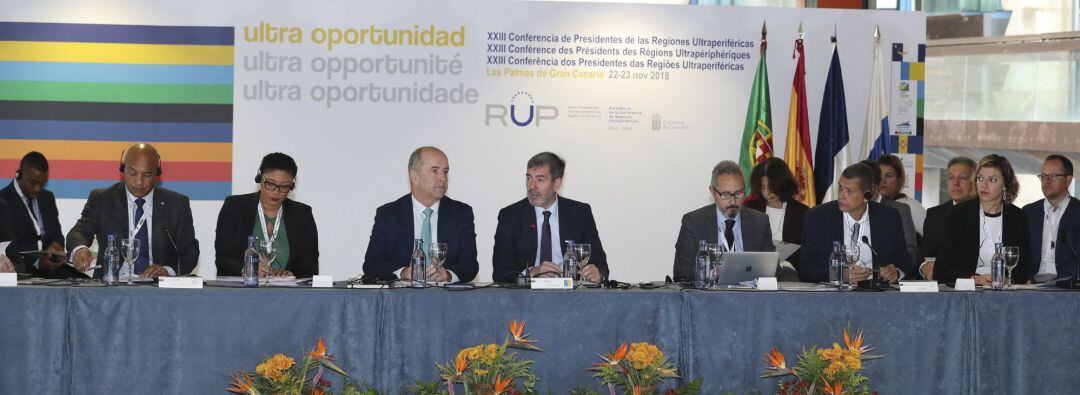 Los presidentes de Canarias, Fernando Clavijo (5i), y de San Martín (Francia), Daniel Gibbes (2i), durante la inauguración hoy de la XXIII Conferencia de Presidentes de las regiones Ultraperiféricas de la Unión Europea