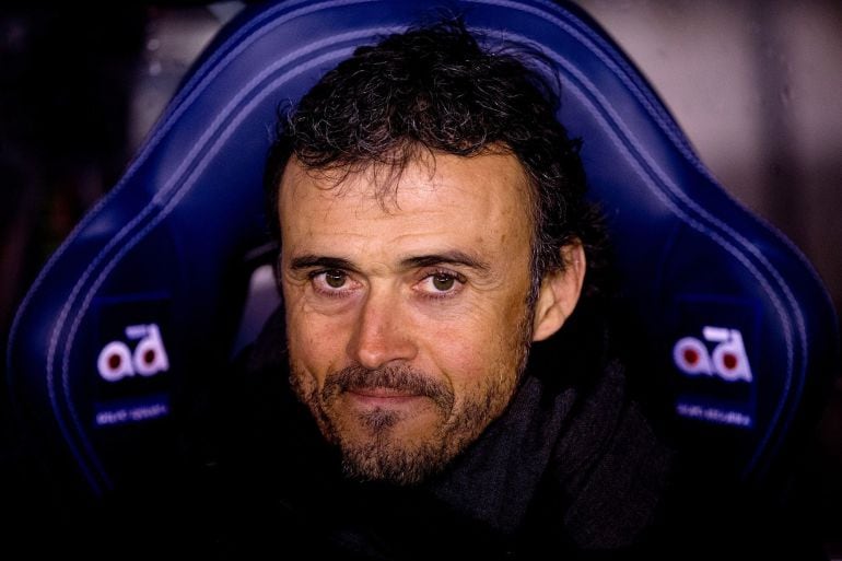 LA CORUNA, SPAIN - JANUARY 18: Head coach Luis Enrique Martinez of FC Barcelona smiles on the bench prior to start the La Liga match between RC Deportivo La Coruna and FC Barcelona at Riazor Stadium on January 18, 2015 in La Coruna, Spain.  (Photo by Gonz