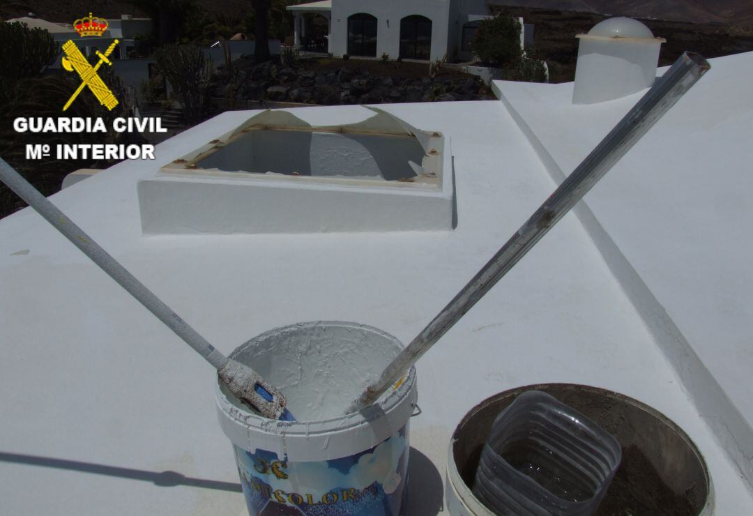 Ninguno de los dos trabajadores , que se encontraban realizando las reformas, portaban ni utilizaban ningún elemento de seguridad.