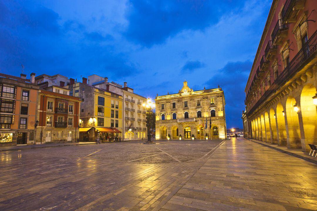 Plaza Mayo de Gijón, vacía. 