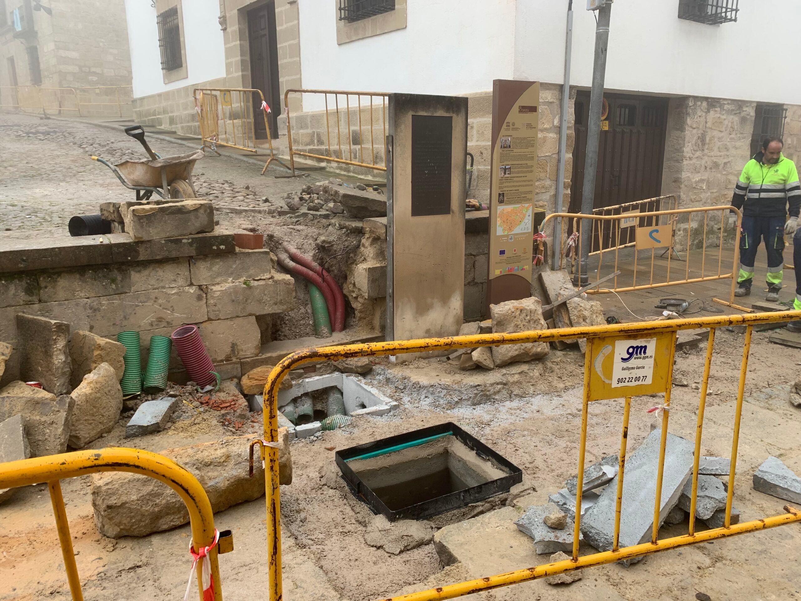 Obras para soterrar el cableado en Baeza.