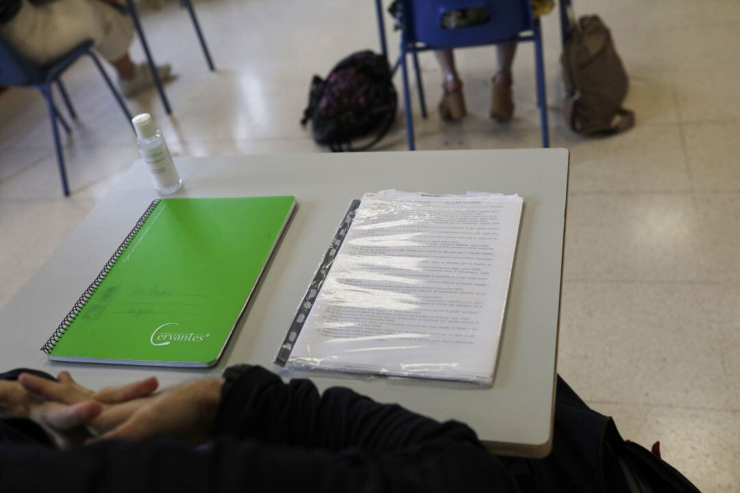 Cuadernos en una mesa de un aula