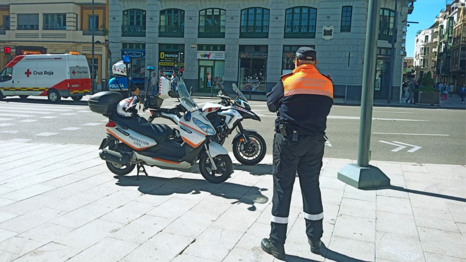 Uno de los voluntarios durante un servicio en la ciudad de Zamora