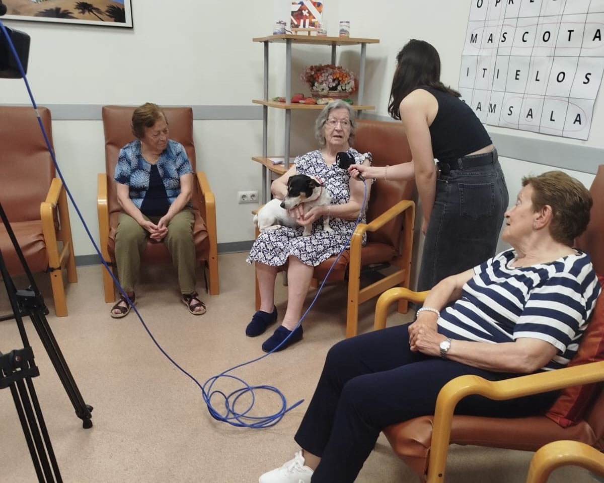 Terapia Canina en el Centro de Día Los Brezos