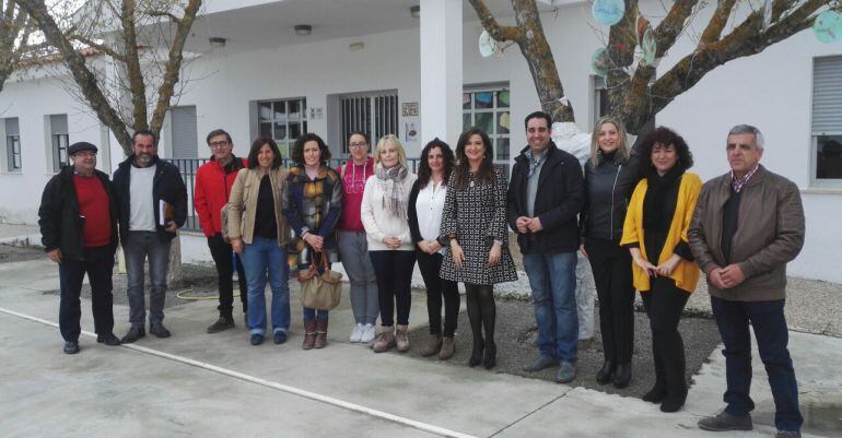 Yolanda Caballero junto al equipo del CPR 'Sierra Sur'.