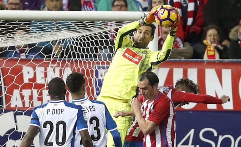 El portero del RCD Espanyol, Diego López, durante el partido ante el Atlético de Madrid 