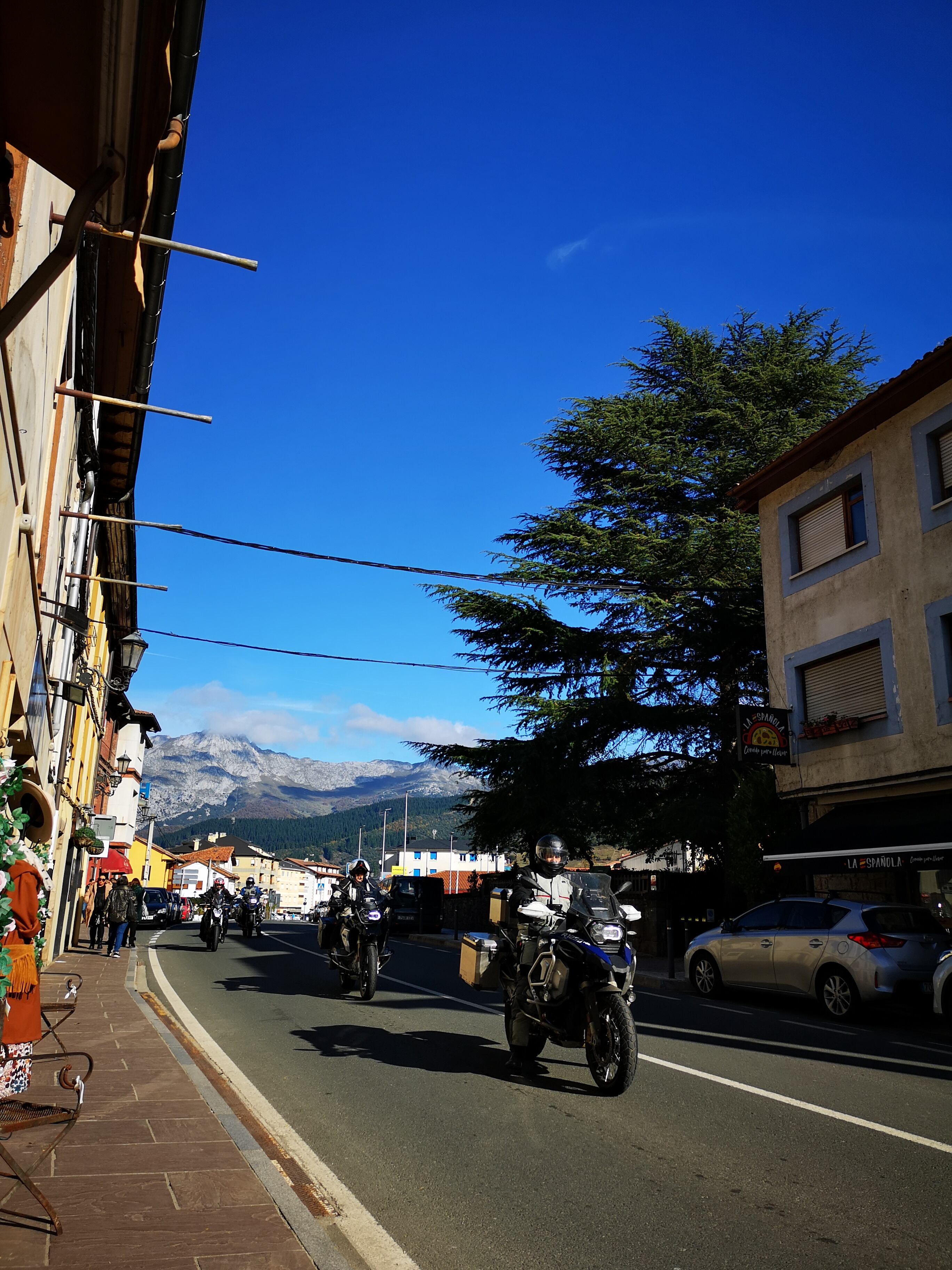 Unos motoristas recorriendo Potes.