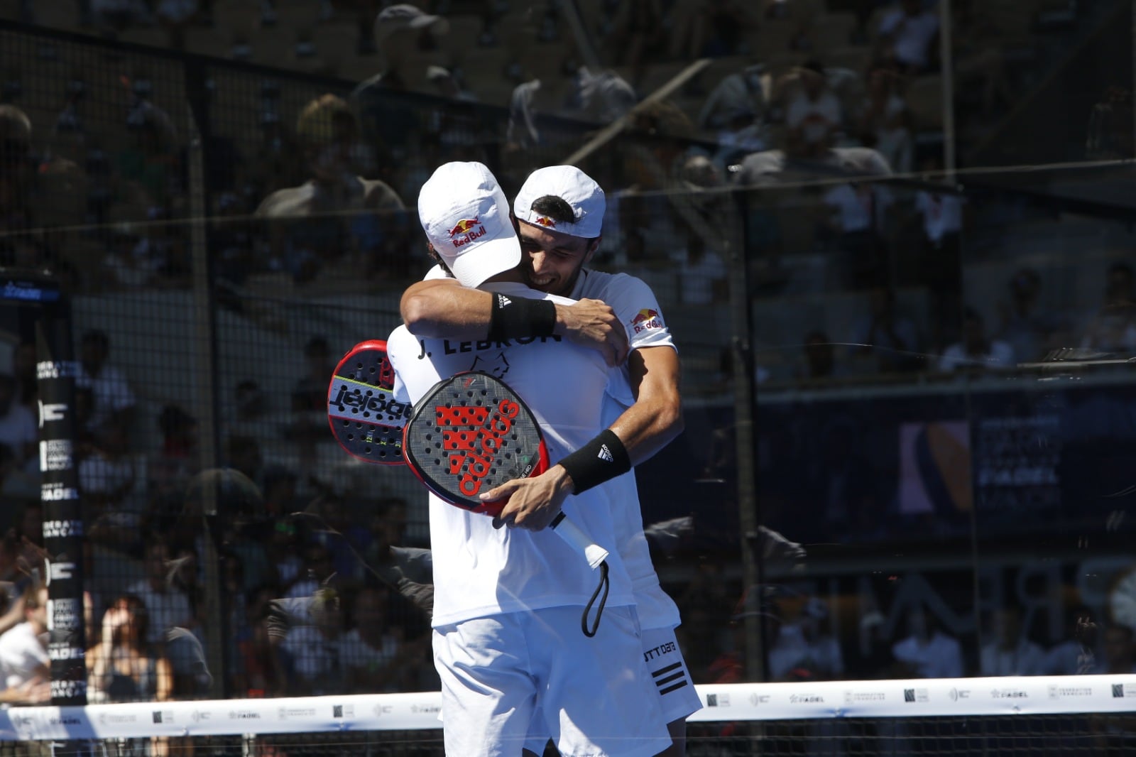 Ale Galán y Juan Lebrón se abrazan en la Philippe-Chatrier tras ganar su duelo en semifinales este sábado.