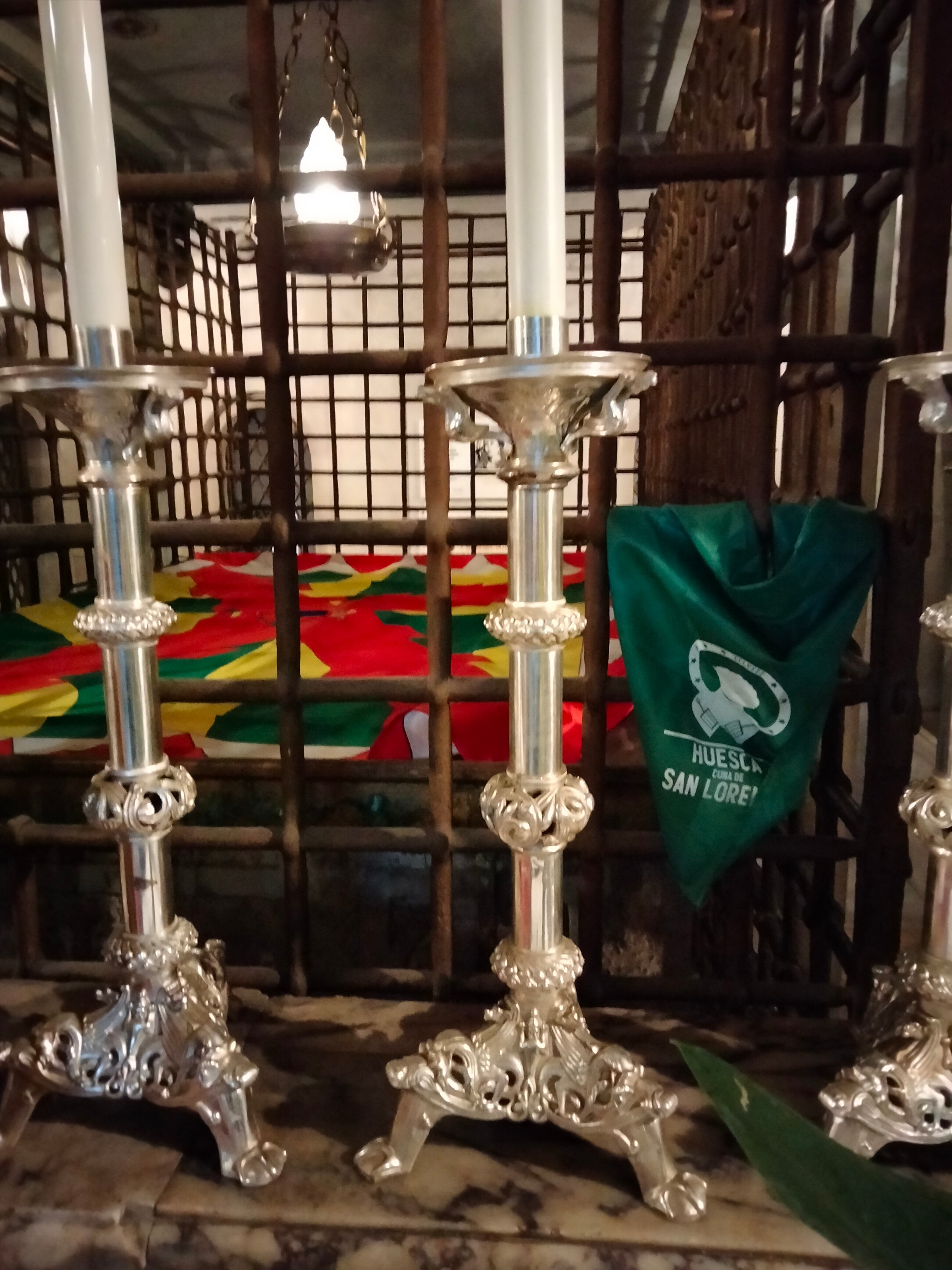 Bandera y pañoleta en la tumba de San Lorenzo en un viaje anterior a Roma de la asociación