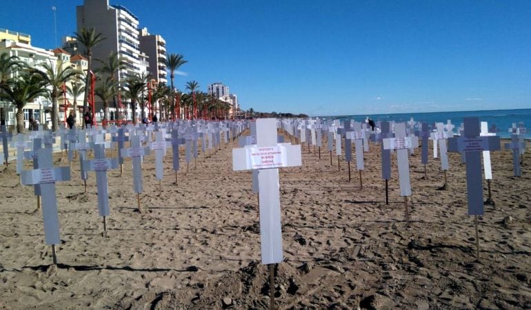 739 cruces blancas de cartón, una por cada víctima de la violencia machista a lo largo de los últimos 10 años, en la paya del Fortí de Vinaròs