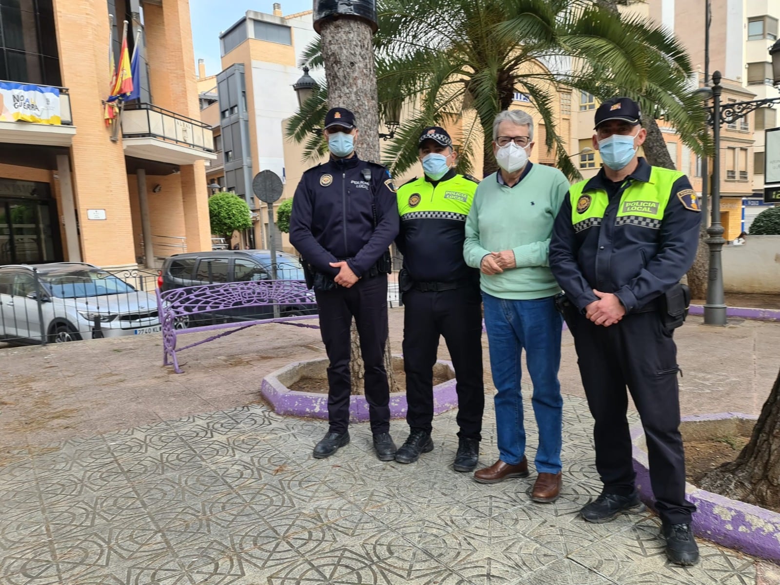 Alcalde de Albal, Ramón Marí con policías locales del municipio