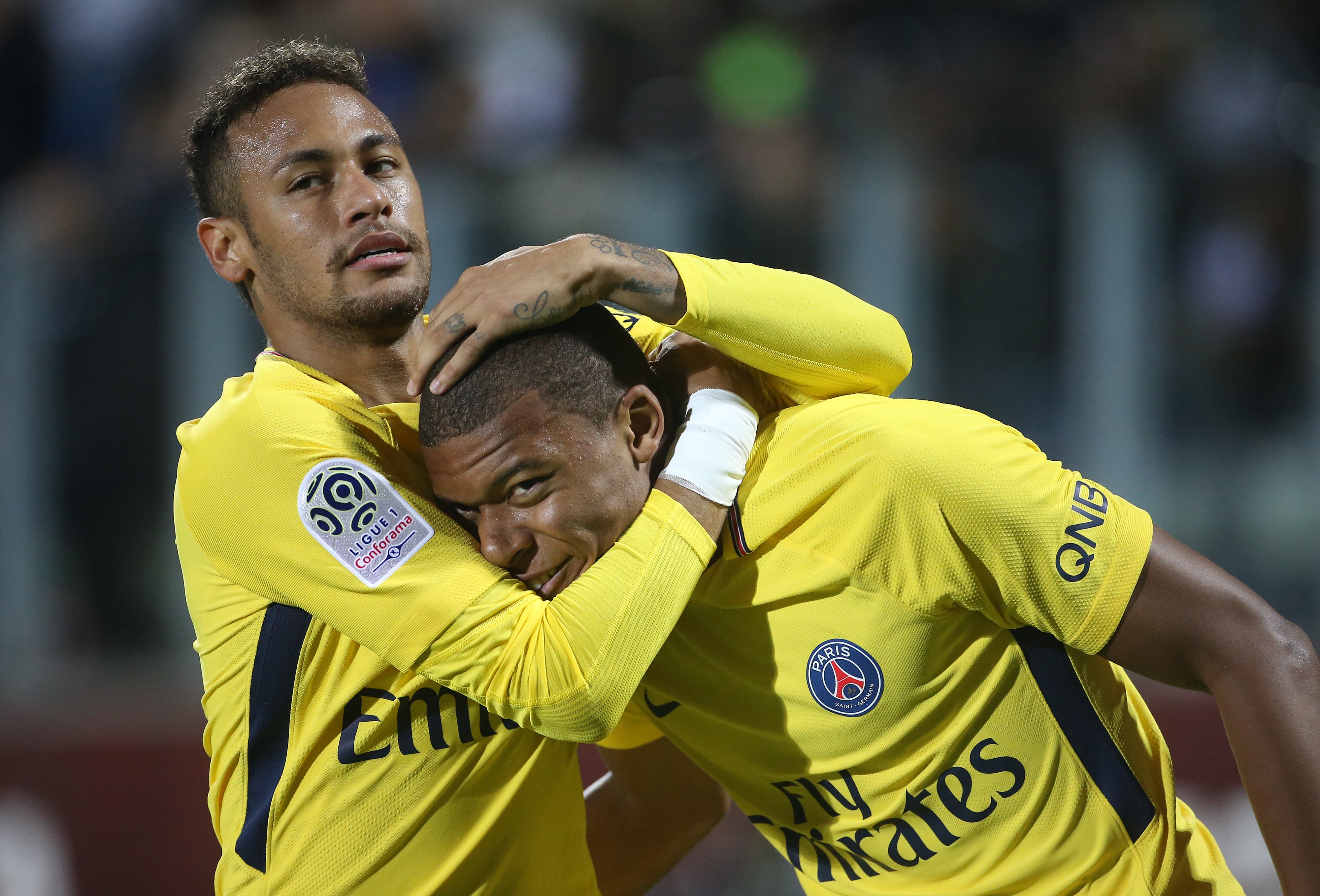 Abrazo entre Neymar Júnior y Kylian Mbappé durante su etapa en el PSG