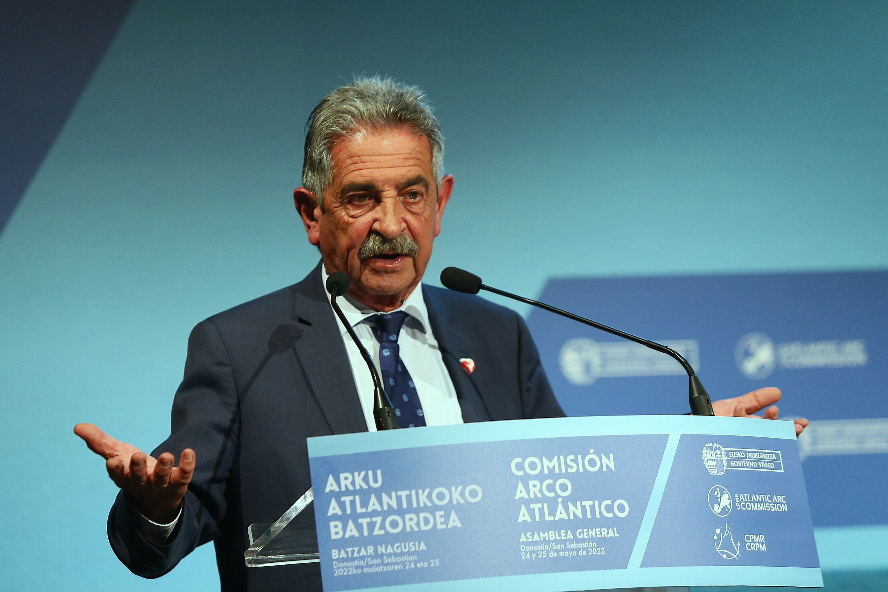 SAN SEBASTIÁN, 24/05/2022.- El presidente de Cantabria, Miguel Ángel Revilla, durante su intervención este martes en la Asamblea General de la Comisión del Arco Atlántico celebrada en San Sebastián. EFE/ Gorka Estrada
