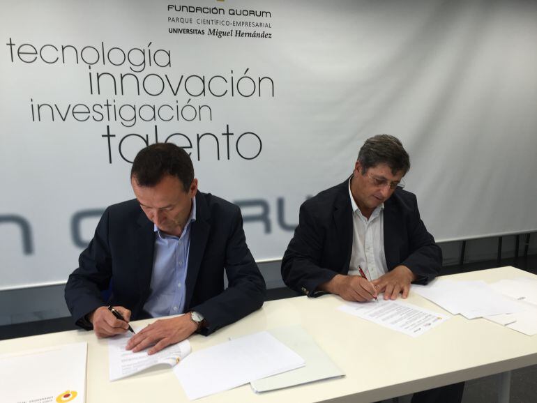 Firma del convenio entre Ayuntamiento y Universidad Miguel Hernández