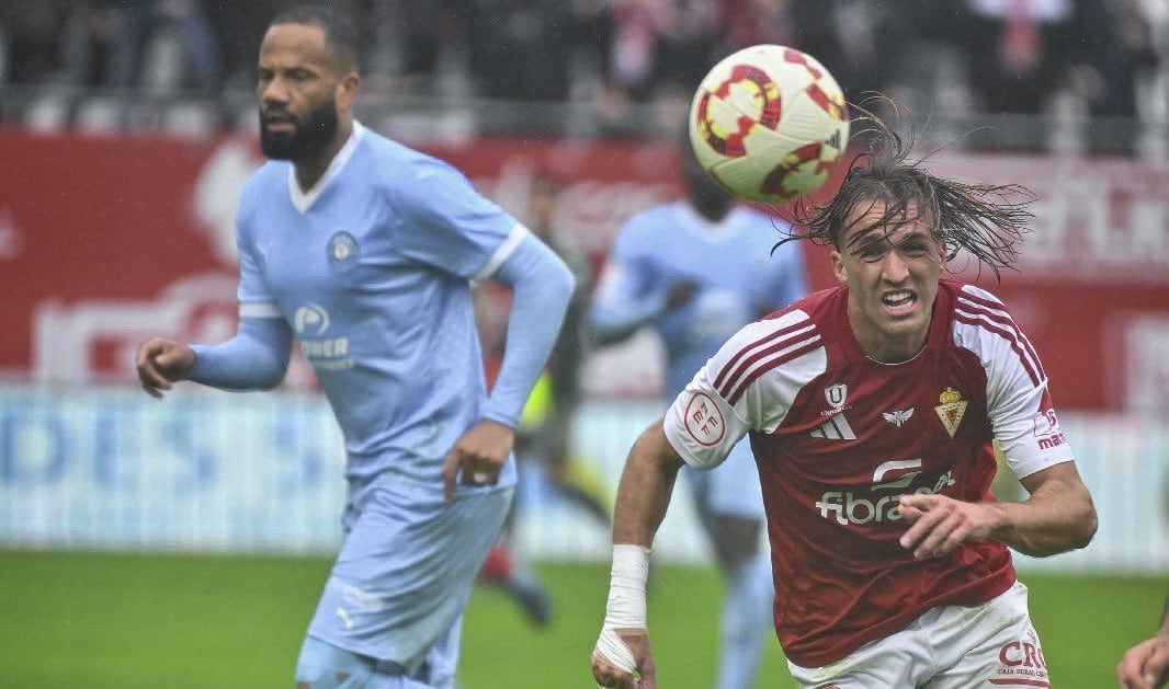 Pedro Benito, jugador del Real Murcia, lucha un balón ante el Ibiza.