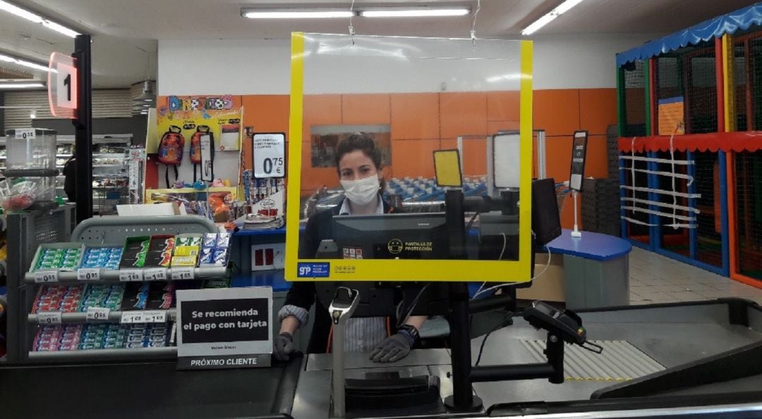 Pantalla de protecci&oacute;n biol&oacute;gica en una caja de Supermercados Lupa