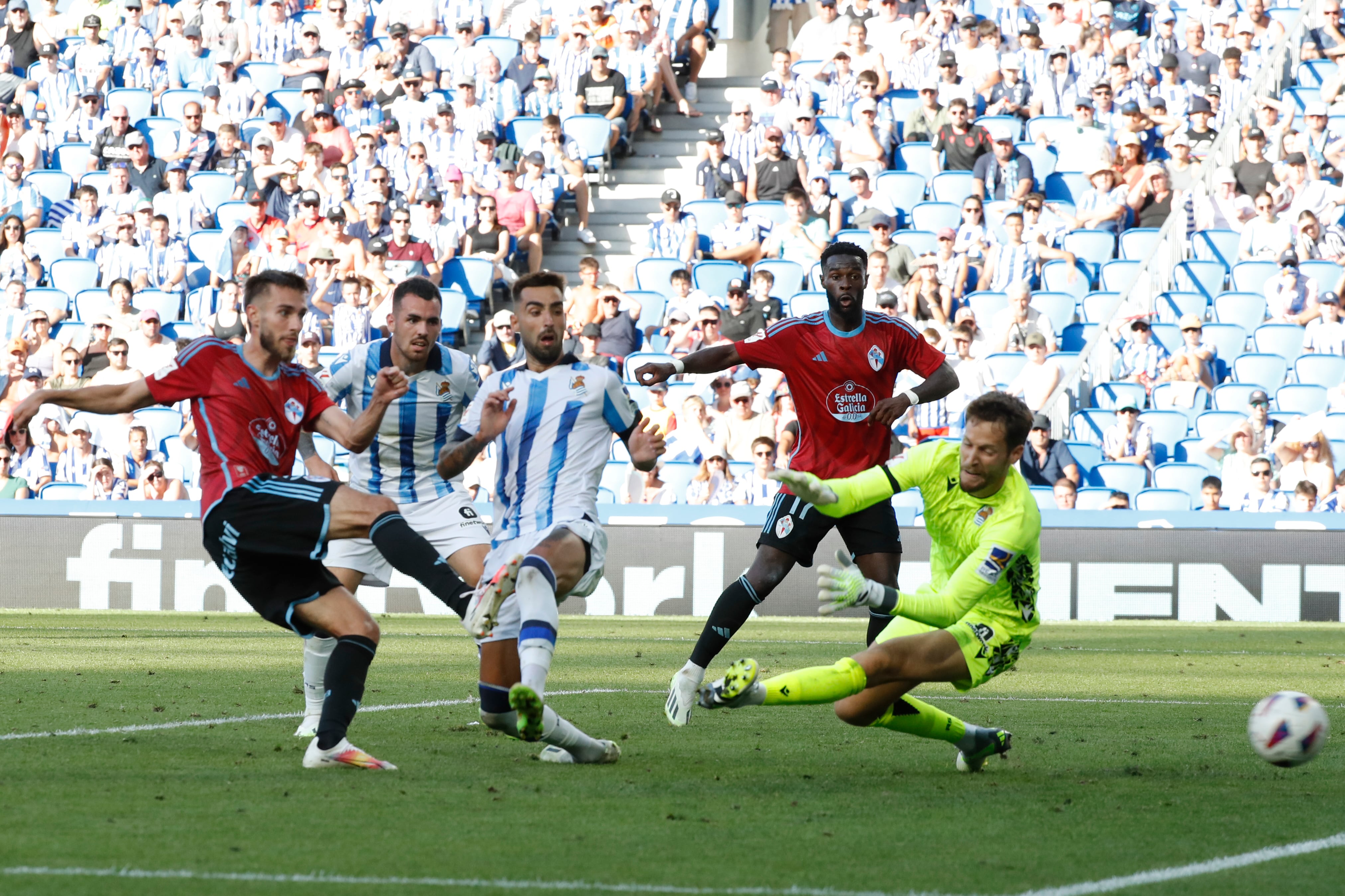 SAN SEBASTIÁN, 19/08/2023.- Óscar Mingueza (i) defensa del Celta de Vigo dispara a puerta durante el partido de LaLiga que se disputa este sábado entre la Real Sociedad y el Celta, en el Reale Arena de San Sebastián. EFE/ Juan Herrero
