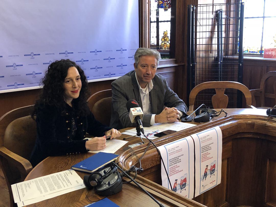 Nora Abete, directora de Kontsumobide y Pedro Alegre, delegado de Participación Ciudadana y Sociedad de la Información, en la rueda de prensa sobre la jornada de consumo de Ficoba. 