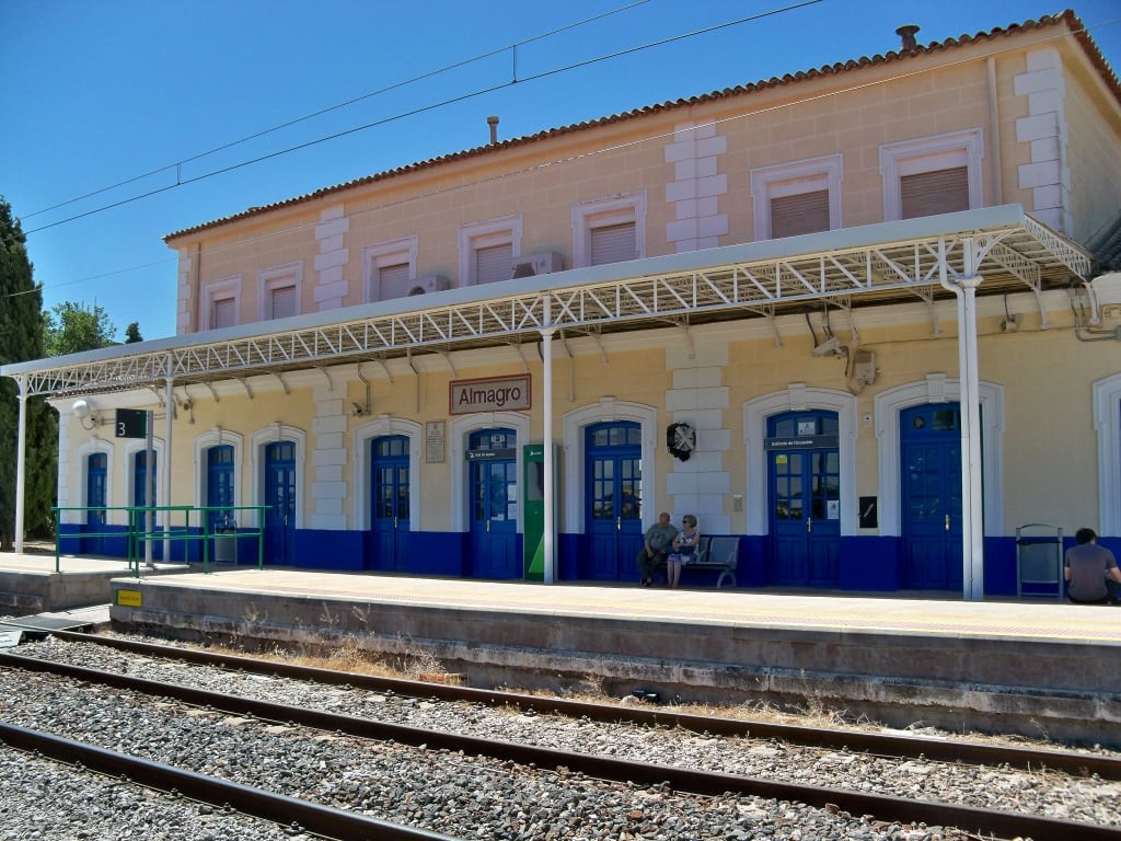 Acceso a las vías de la estación de Almagro