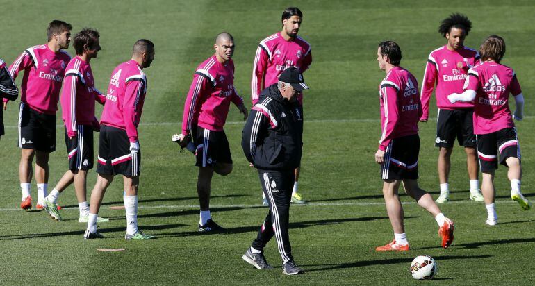 Carlo Ancelotti, durante el entrenamiento que la plantilla del Real Madrid realizó en la ciudad deportiva de Valdebebas