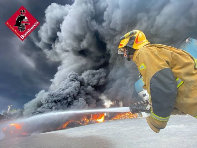 Incendio de una fábrica de caucho en San Vicente