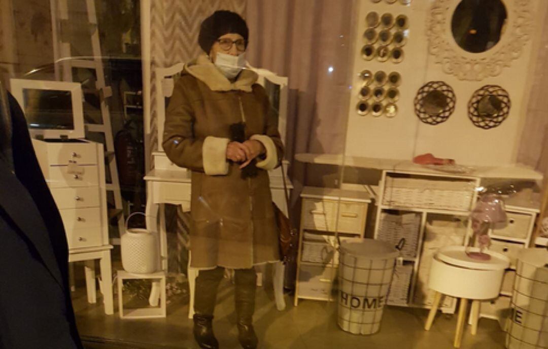 La mujer, en el escaparate del bazar, a la espera de ser rescatada.