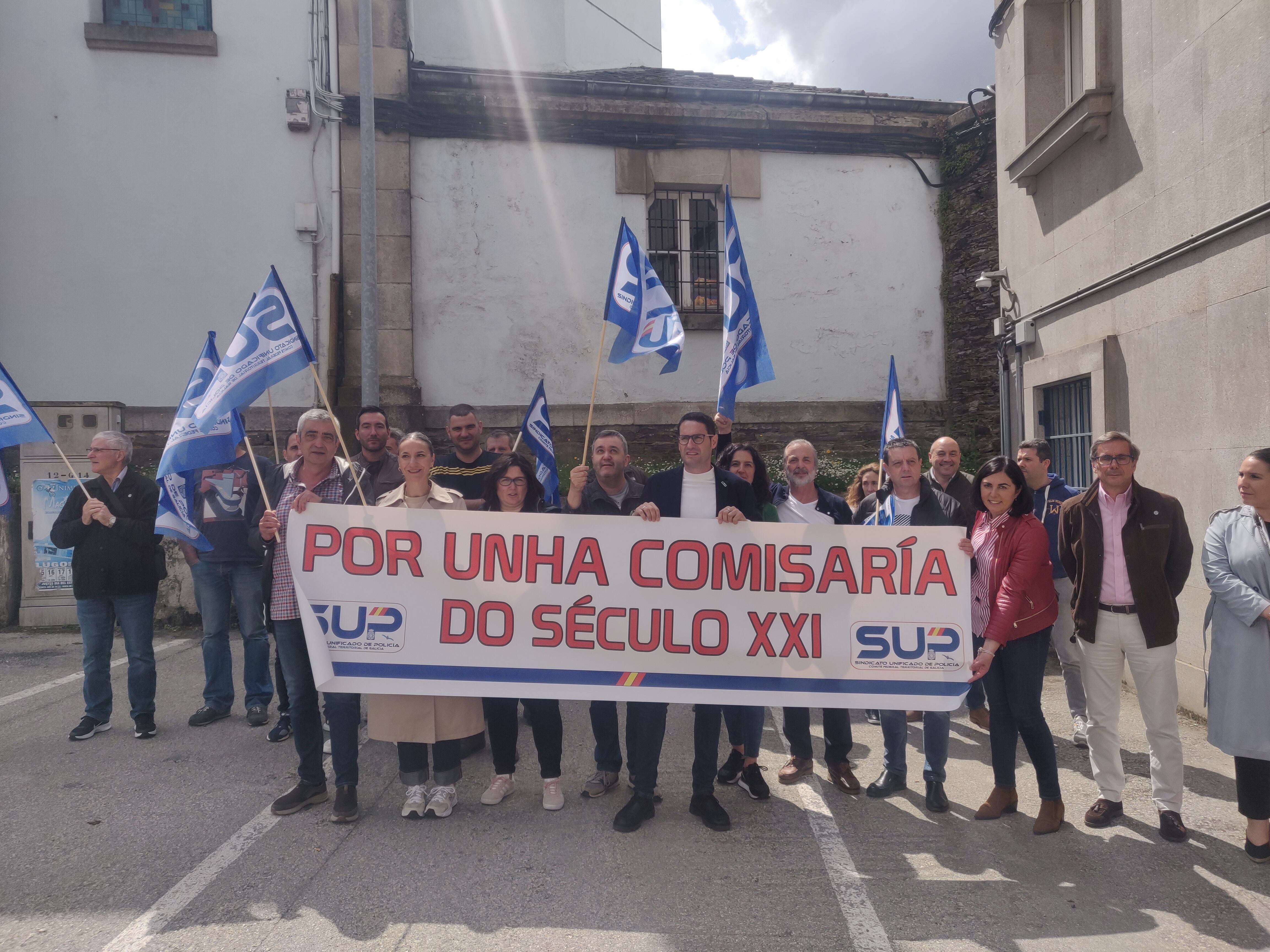 Concentración convocada por el SUP frente a la comisaría de la Policía Nacional en Lugo