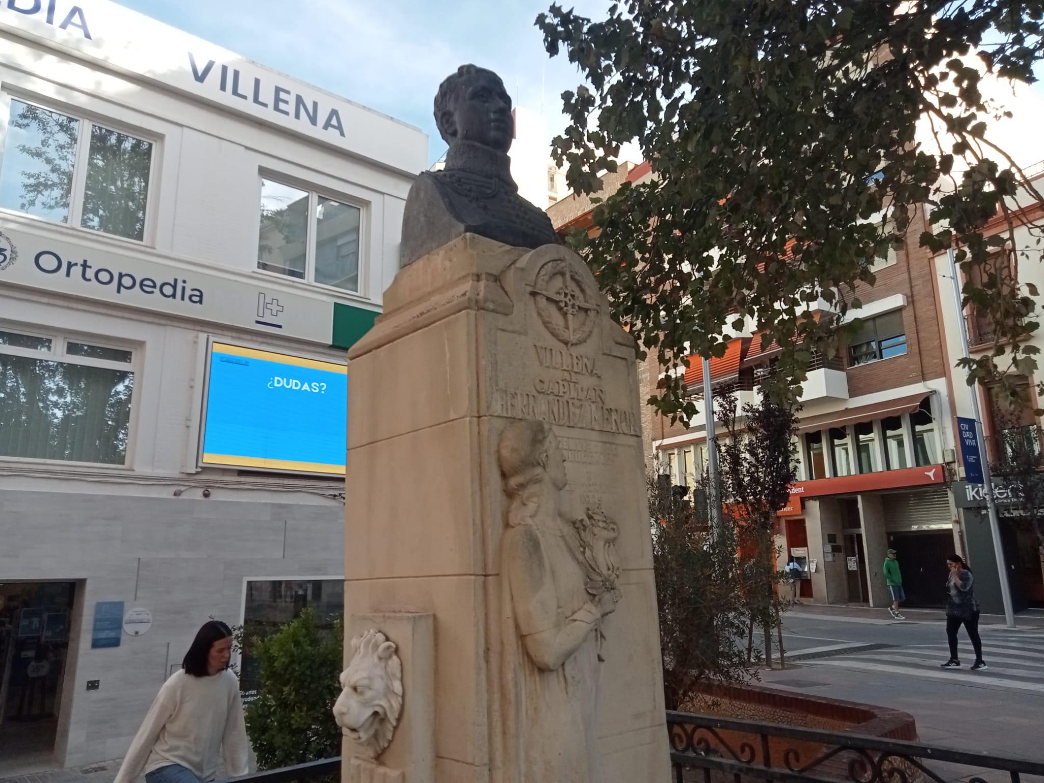 Busto del Capitán Angel Hernández Menor