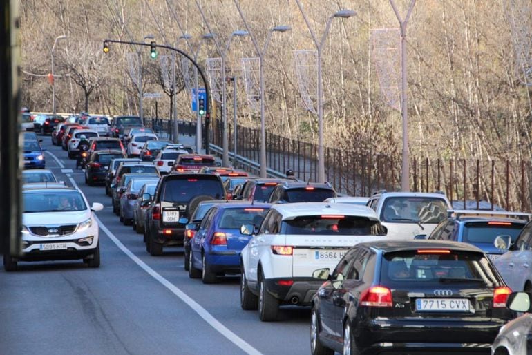 Cues de cotxes a Sant Julià durant el pont