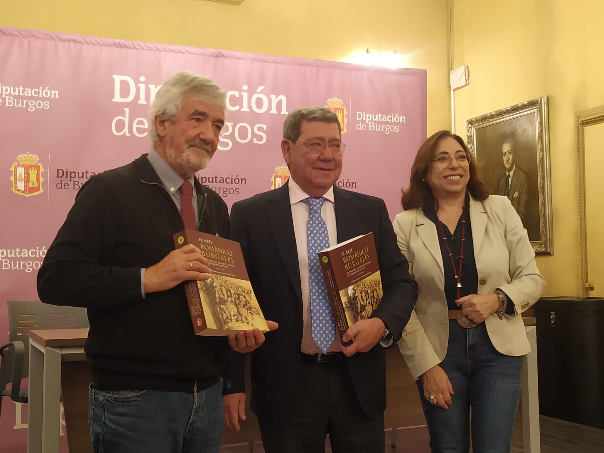 Félix Palomero (dcha.) junto al presidente de la Diputación de Burgos, César Rico, y la presidenta de la Comisión de Cultura, Raquel Contreras.