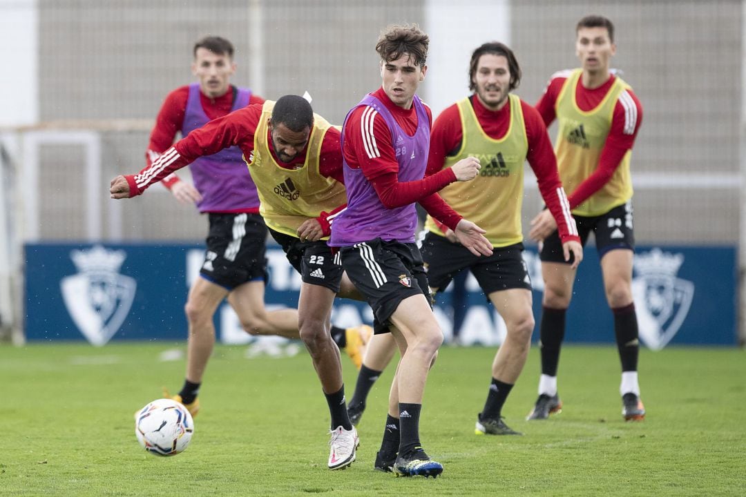 Budimir y Torró al fondo durante un lance del entrenamiento en el que Jonas Ramalho se ha estrenado como rojillo