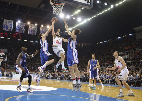 Llull trata de anotar ante Stephane Lasme, Matt Janning y Dario Saric