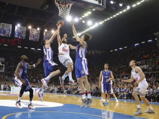 Llull trata de anotar ante Stephane Lasme, Matt Janning y Dario Saric