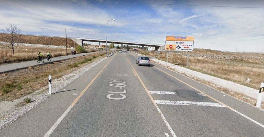Imagen de la CL-601 junto al enlace con la variante de Segovia