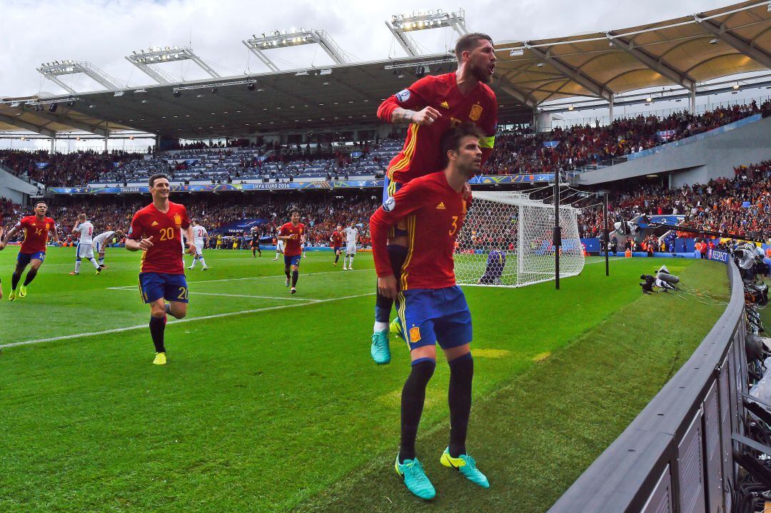 Piqué y Ramos celebran un gol con la Selección