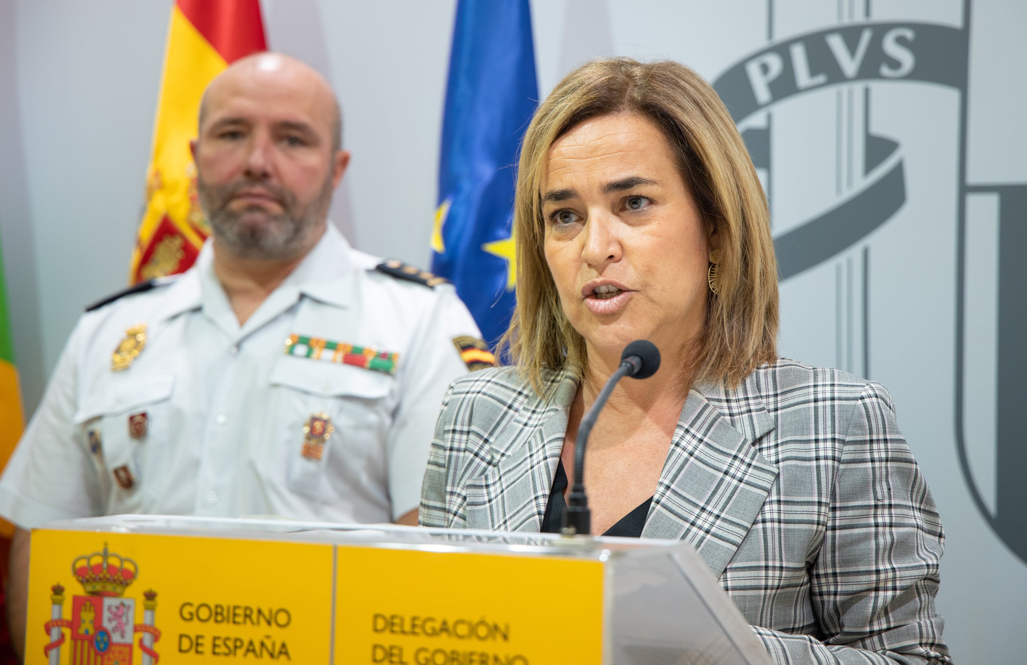 LOGROÑO (LA RIOJA) 31/08/2023.- La delegada del Gobierno en La Rioja Beatriz Arraiz (d) y el Jefe Regional de Operaciones de la Jefatura Superior de Policía de La Rioja, Alfonso Medrano, en rueda de prensa celebrada este jueves en la Delegación de Gobierno, han informado sobre la&quot;Operación Tempranillo&quot;.EFE/Raquel Manzanares
