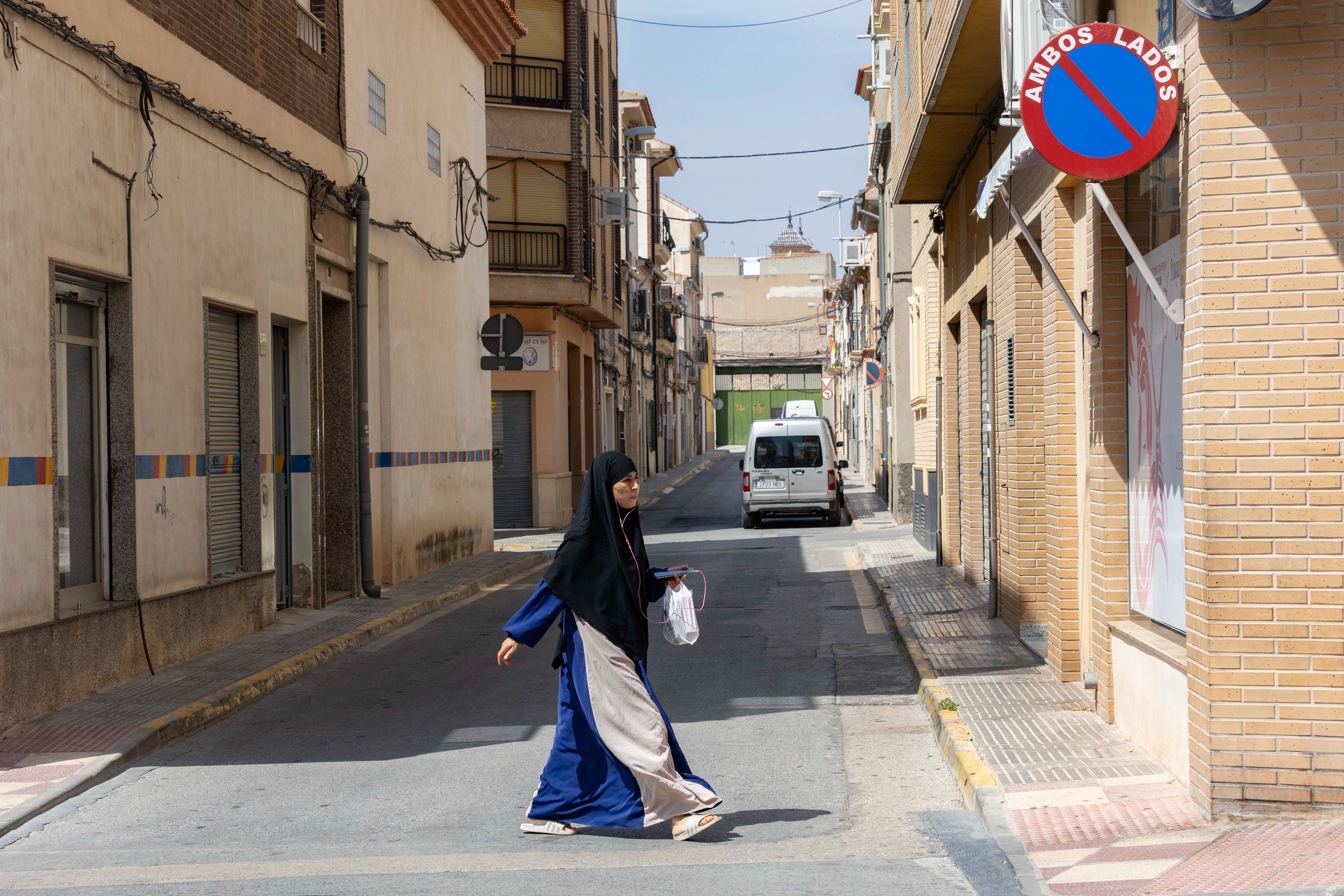 Una mujer de origen marroquí, este viernes en una calle del centro de Jumilla (Murcia).