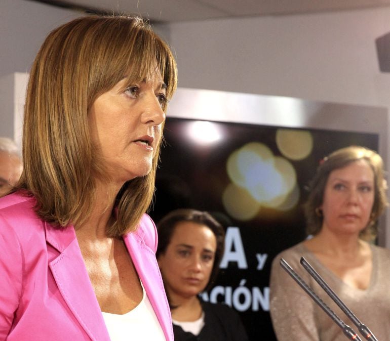 GRA074. BILBAO, 02/09/2015.- La secretaria general del PSE-EE, Idoia Mendia, en conferencia de prensa después de reunirse hoy con los alcaldes socialistas para analizar las iniciativas en materia de memoria. EFE/Luis Tejido