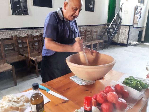 Manuel Valencia, en pleno majado