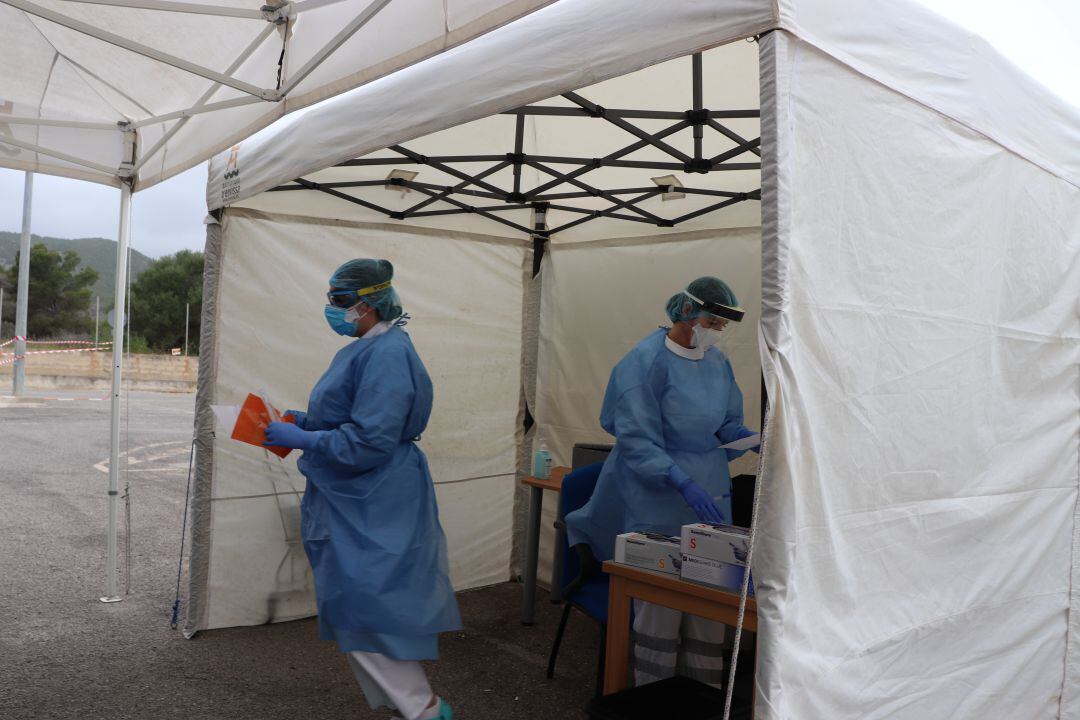 Sanitarios tomando muestras fuera de Can Misses