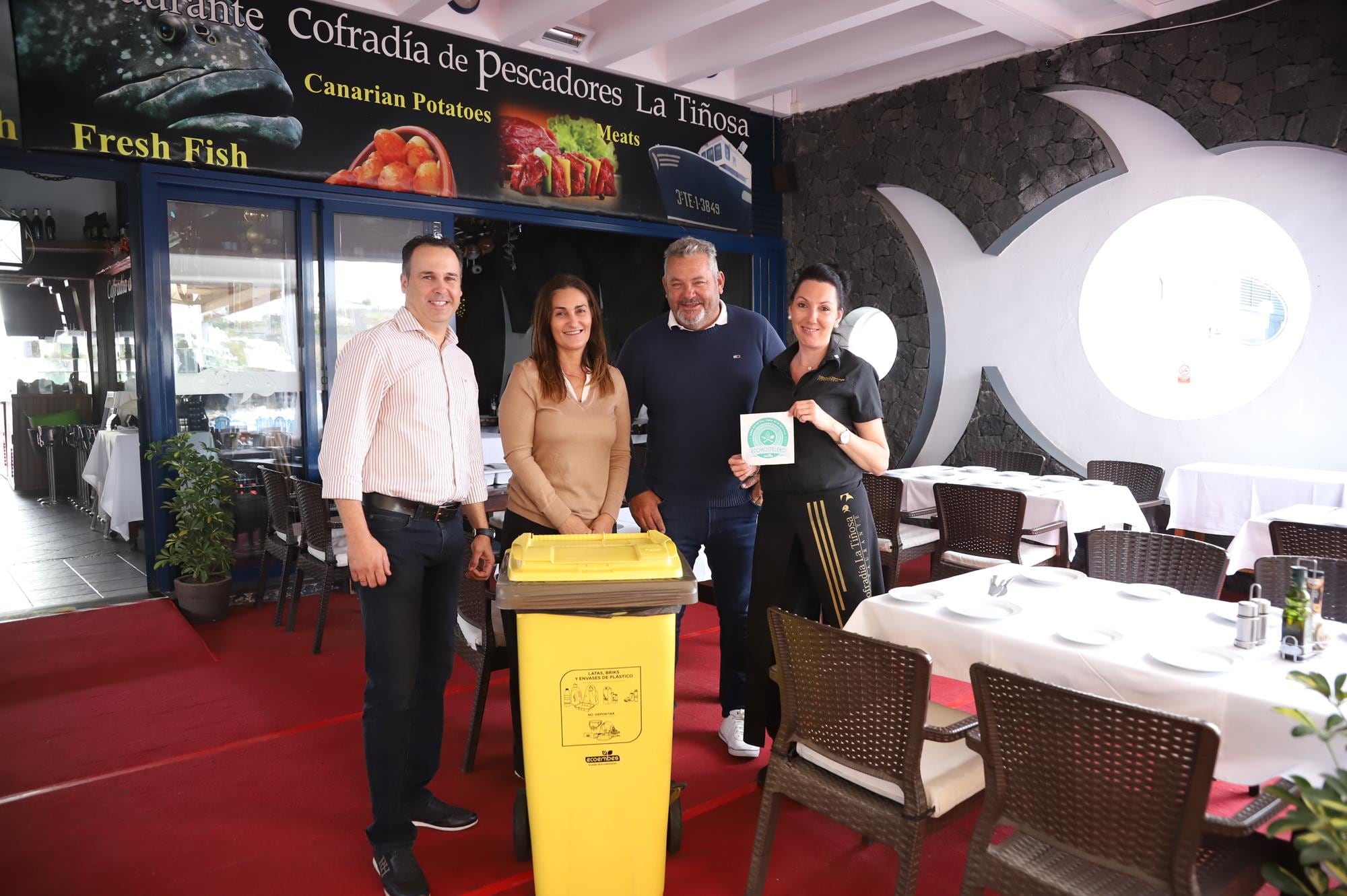 Hugo Delgado, consejero de Residuos del Cabildo de Lanzarote, junto a uno de los establecimientos que se suma a la campaña.