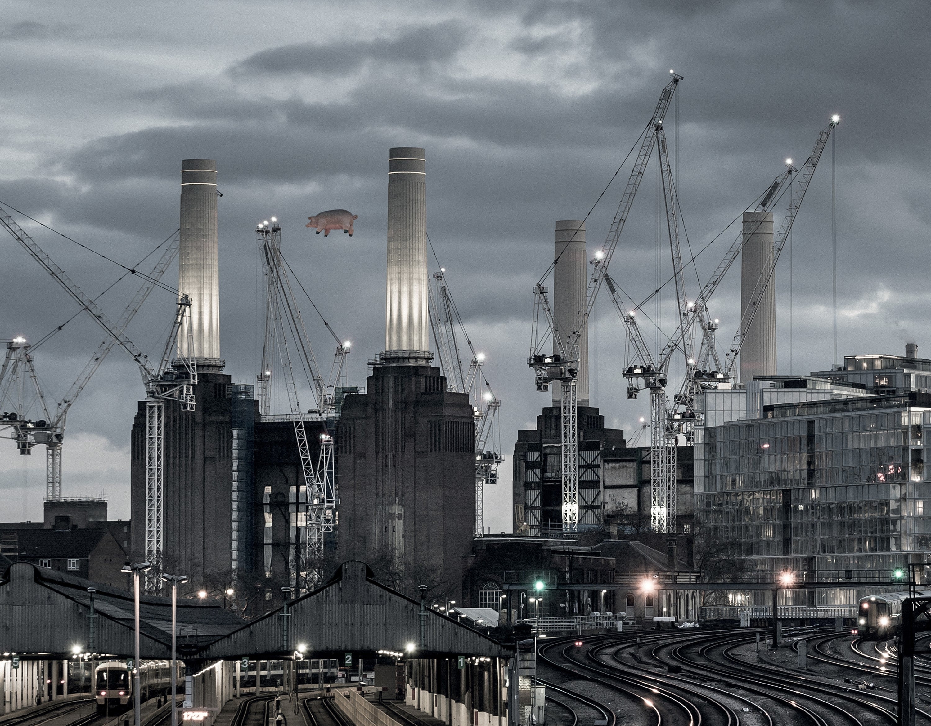 El cerdo de la portada de Animals sobrevuela la planta de Battersea