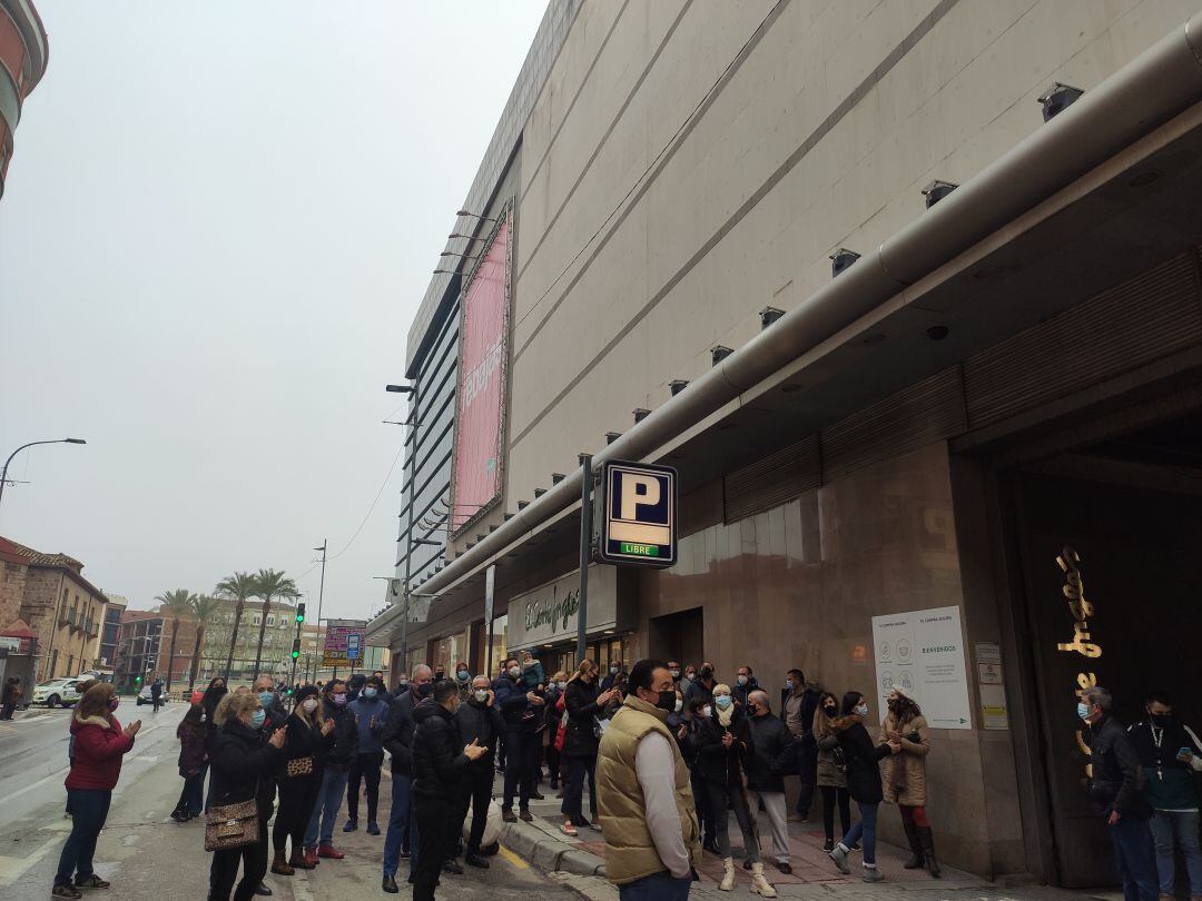 Concentración a las puertas del Corte Inglés de Linares.