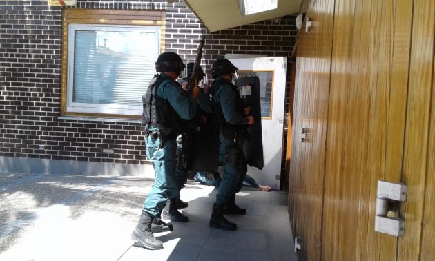 Agentes de la Guardia Civil, durante el operativo.