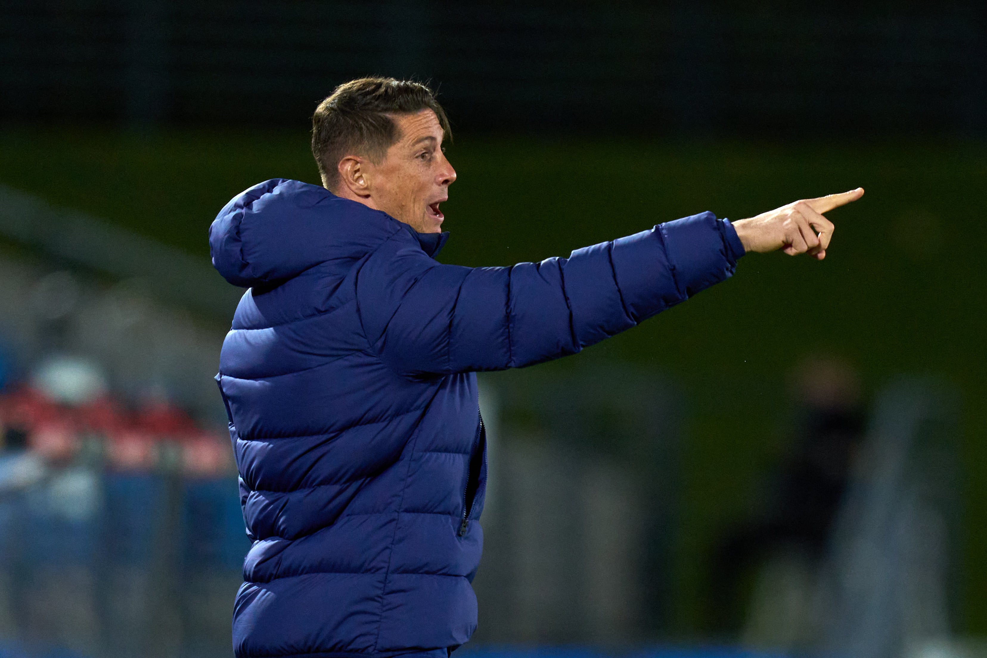Fernando Torres, en la banda del Alfredo di Stefano en un partido entre Real Madrid y Atlético de Madrid de la UEFA Youth League