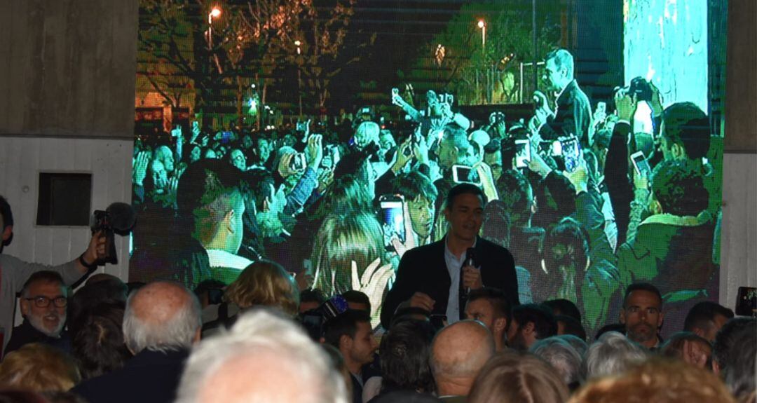 Improvisado acto de Pedro Sanchez a la salida del Conservatorio &quot;Marcos Redondo&quot; de Ciudad Real, donde le aguardaban cerca de mil personas que se han quedado fuera por falta de espacio en el interior.