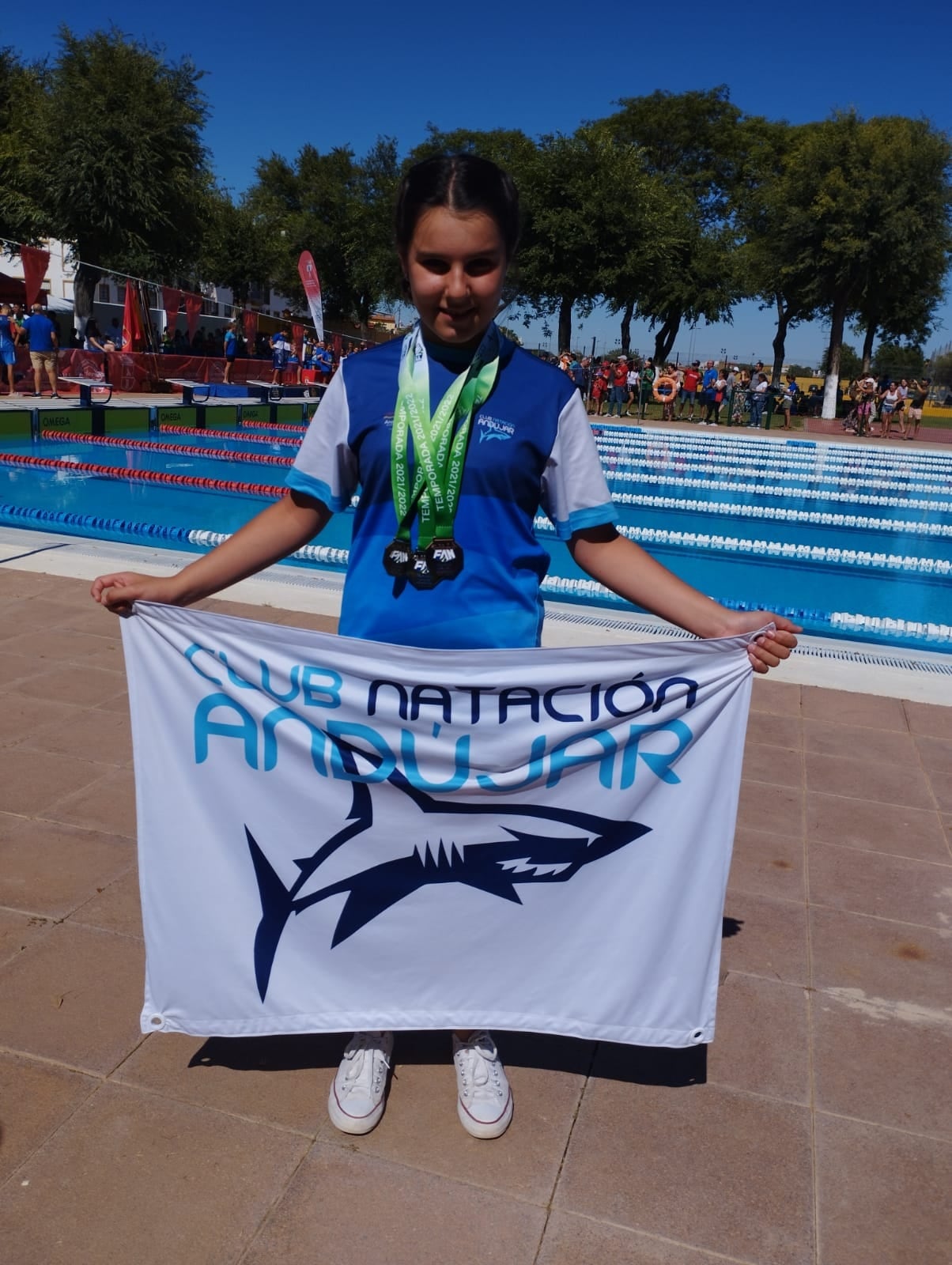 Leonor de la Rosa luciendo las preseas obtenidas en el Campeonato de Andalucía alevín.