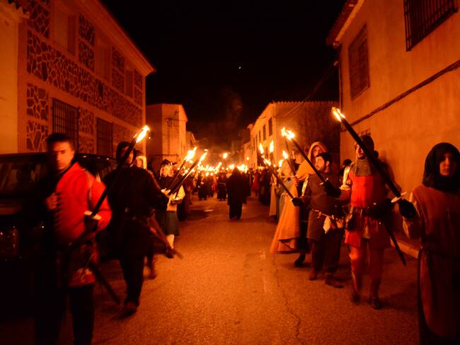 Imagen de archivo de la procesión de las antorchas de Montiel Medieval en la provincia de Ciudad Real
