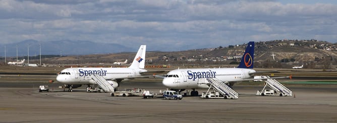 Dos aviones de Spanair, estacionados en la pista del aeropuerto de Barajas